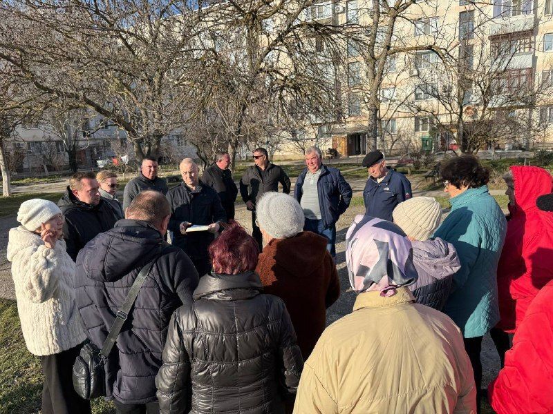 Провели встречу представителей администрации с жителями многоквартирных домов 1го микрорайона Провели встречу представителей администрации с жителями многоквартирных домов 1го микрорайона