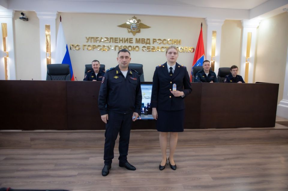 Начальник УМВД России по г.Севастополю генерал-майор полиции Сергей Сигунов вручил новые погоны сотрудникам ОВД, получившим очередные специальные звания Начальник УМВД России по г.Севастополю генерал-майор полиции Сергей Сигунов вручил новые погоны сотрудникам ОВД, получившим очередные специальные звания