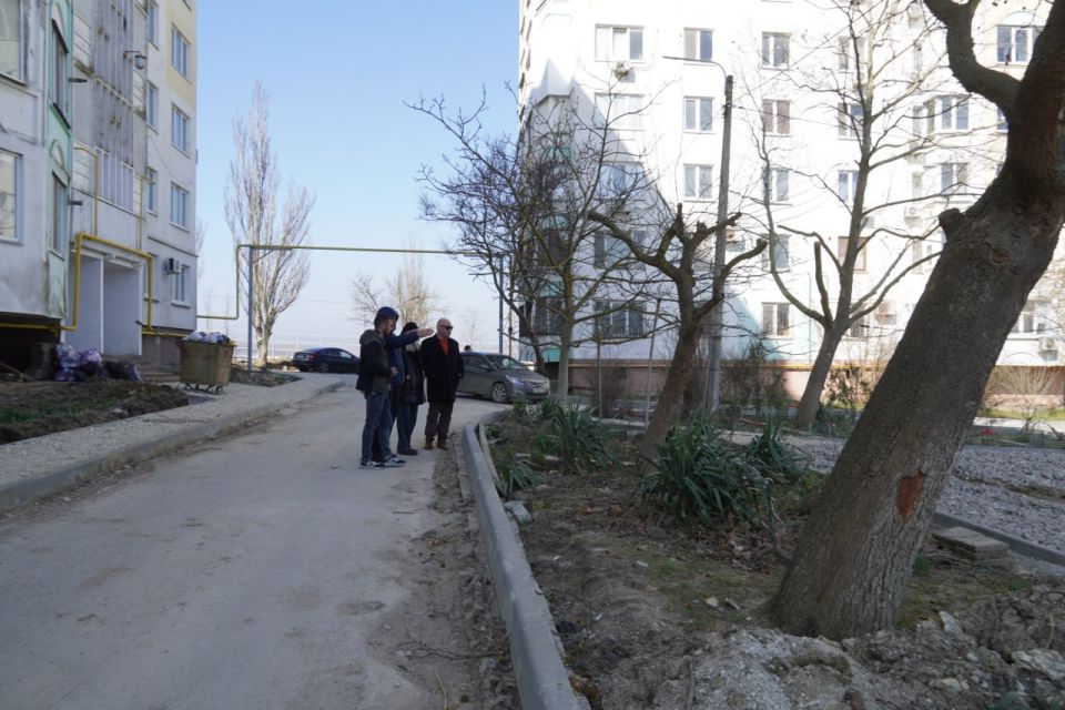 По обращению керчанки, проживающей в доме № 58/1 по шоссе Героев Сталинграда, глава администрации Олег Каторгин выехал на Верхний Солнечный, где на данный момент завершается благоустройство придомовых территорий По обращению керчанки, проживающей в доме № 58/1 по шоссе Героев Сталинграда, глава администрации Олег Каторгин выехал на Верхний Солнечный, где на данный момент завершается благоустройство придомовых территорий