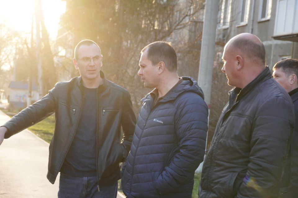 Глава администрации Керчи Олег Каторгин провел выездное совещание с руководителем Керченского филиала ГУП РК «Вода Крыма» по вопросу ремонта канализационного коллектора на ул. Горького. Осмотрели место работ, обсудили детали Глава администрации Керчи Олег Каторгин провел выездное совещание с руководителем Керченского филиала ГУП РК «Вода Крыма» по вопросу ремонта канализационного коллектора на ул. Горького. Осмотрели место работ, обсудили детали