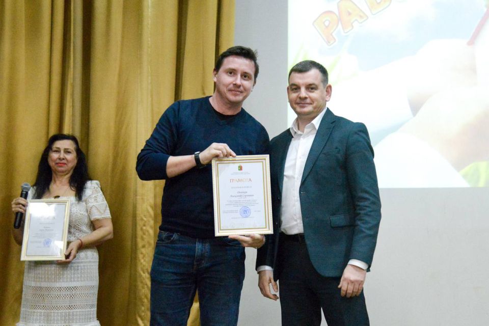 Александр Юрьев: В преддверии профессионального праздника поздравили работников бытового обслуживания и сферы жилищно-коммунального хозяйства Евпатории Александр Юрьев: В преддверии профессионального праздника поздравили работников бытового обслуживания и сферы жилищно-коммунального хозяйства Евпатории