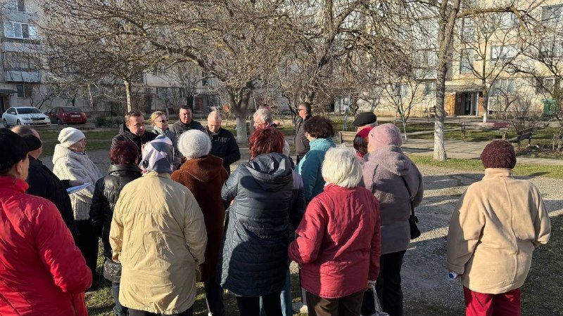 Провели встречу представителей администрации с жителями многоквартирных домов 1го микрорайона Провели встречу представителей администрации с жителями многоквартирных домов 1го микрорайона