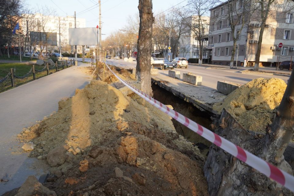 Глава администрации Керчи Олег Каторгин провел выездное совещание с руководителем Керченского филиала ГУП РК «Вода Крыма» по вопросу ремонта канализационного коллектора на ул. Горького. Осмотрели место работ, обсудили детали Глава администрации Керчи Олег Каторгин провел выездное совещание с руководителем Керченского филиала ГУП РК «Вода Крыма» по вопросу ремонта канализационного коллектора на ул. Горького. Осмотрели место работ, обсудили детали
