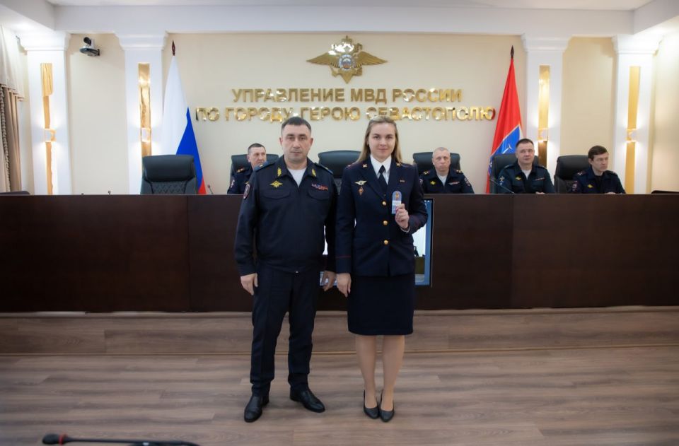 Начальник УМВД России по г.Севастополю генерал-майор полиции Сергей Сигунов вручил новые погоны сотрудникам ОВД, получившим очередные специальные звания Начальник УМВД России по г.Севастополю генерал-майор полиции Сергей Сигунов вручил новые погоны сотрудникам ОВД, получившим очередные специальные звания