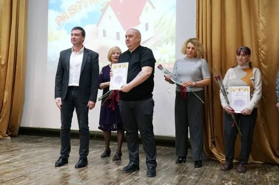 Александр Юрьев: В преддверии профессионального праздника поздравили работников бытового обслуживания и сферы жилищно-коммунального хозяйства Евпатории Александр Юрьев: В преддверии профессионального праздника поздравили работников бытового обслуживания и сферы жилищно-коммунального хозяйства Евпатории