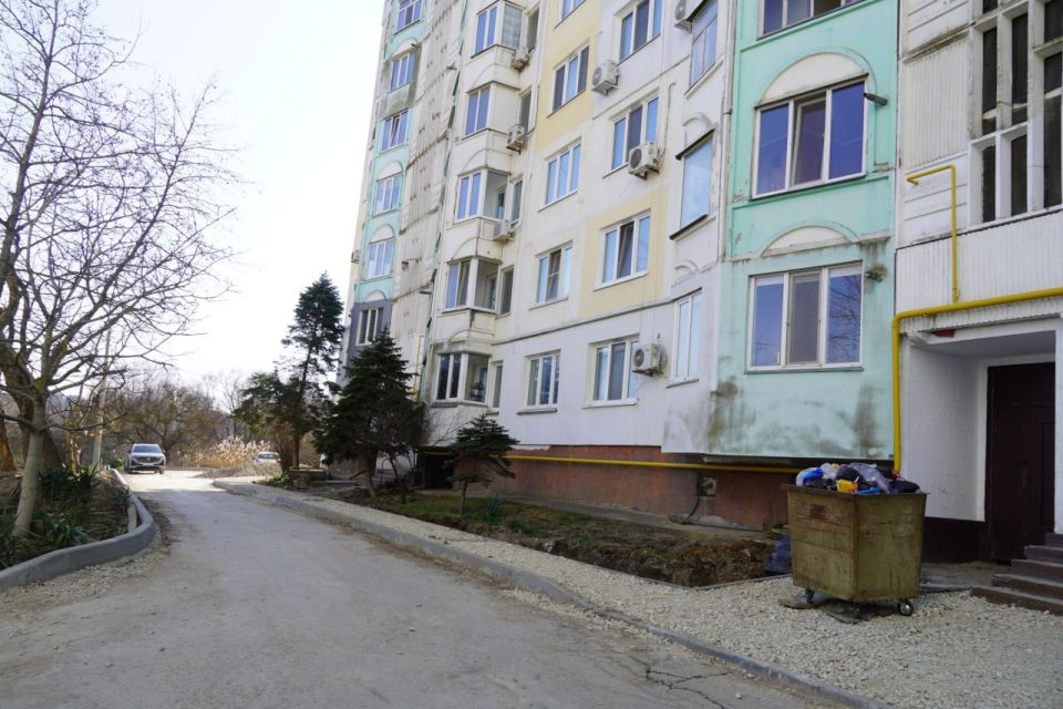 По обращению керчанки, проживающей в доме № 58/1 по шоссе Героев Сталинграда, глава администрации Олег Каторгин выехал на Верхний Солнечный, где на данный момент завершается благоустройство придомовых территорий По обращению керчанки, проживающей в доме № 58/1 по шоссе Героев Сталинграда, глава администрации Олег Каторгин выехал на Верхний Солнечный, где на данный момент завершается благоустройство придомовых территорий