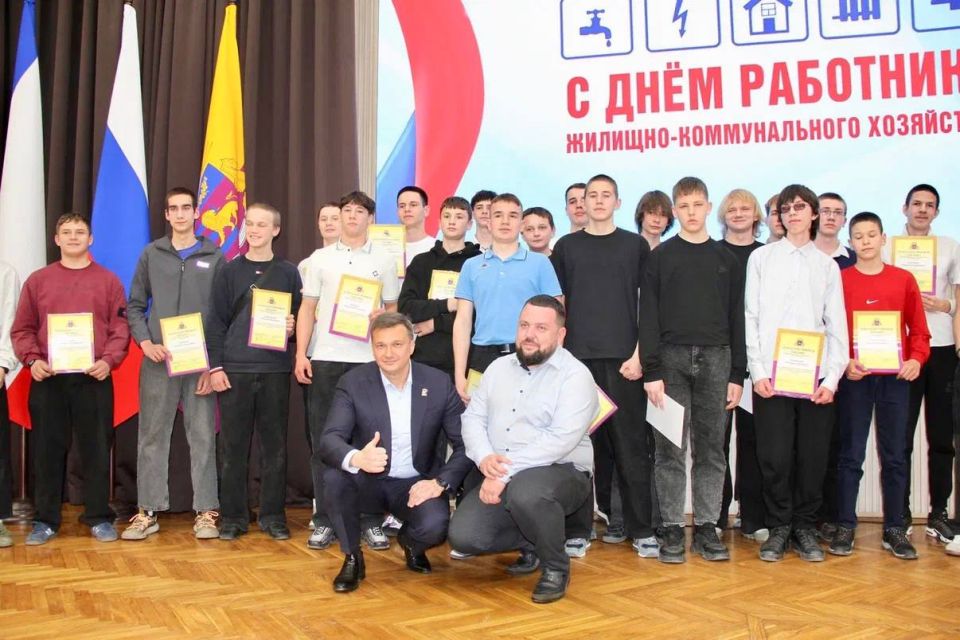 Константин Шимановский: В третье воскресенье марта в России отмечается День работников бытового обслуживания населения и жилищно-коммунального хозяйства! Накануне праздника с первым заместителем главы администрации Сергеем... Константин Шимановский: В третье воскресенье марта в России отмечается День работников бытового обслуживания населения и жилищно-коммунального хозяйства! Накануне праздника с первым заместителем главы администрации Сергеем...