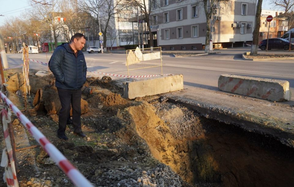 Глава администрации Керчи Олег Каторгин провел выездное совещание с руководителем Керченского филиала ГУП РК «Вода Крыма» по вопросу ремонта канализационного коллектора на ул. Горького. Осмотрели место работ, обсудили детали Глава администрации Керчи Олег Каторгин провел выездное совещание с руководителем Керченского филиала ГУП РК «Вода Крыма» по вопросу ремонта канализационного коллектора на ул. Горького. Осмотрели место работ, обсудили детали