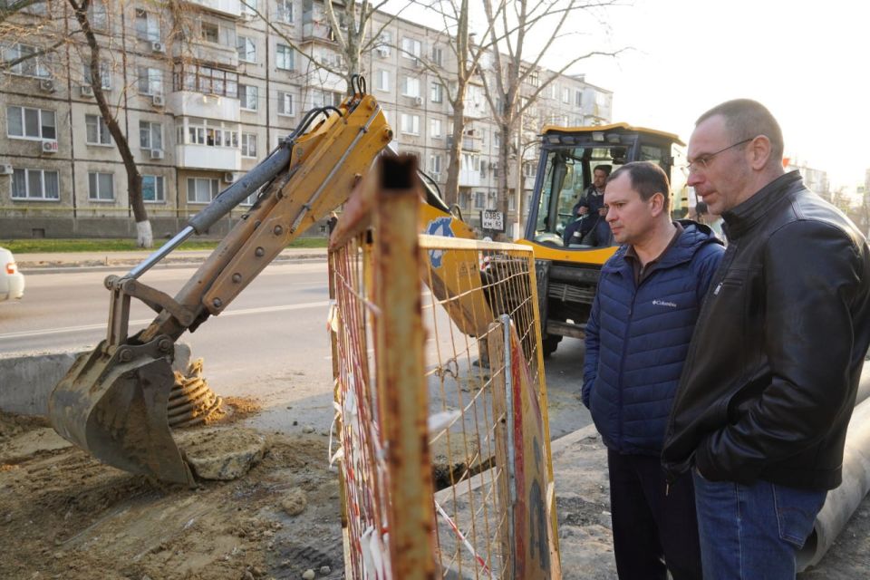 Глава администрации Керчи Олег Каторгин провел выездное совещание с руководителем Керченского филиала ГУП РК «Вода Крыма» по вопросу ремонта канализационного коллектора на ул. Горького. Осмотрели место работ, обсудили детали Глава администрации Керчи Олег Каторгин провел выездное совещание с руководителем Керченского филиала ГУП РК «Вода Крыма» по вопросу ремонта канализационного коллектора на ул. Горького. Осмотрели место работ, обсудили детали
