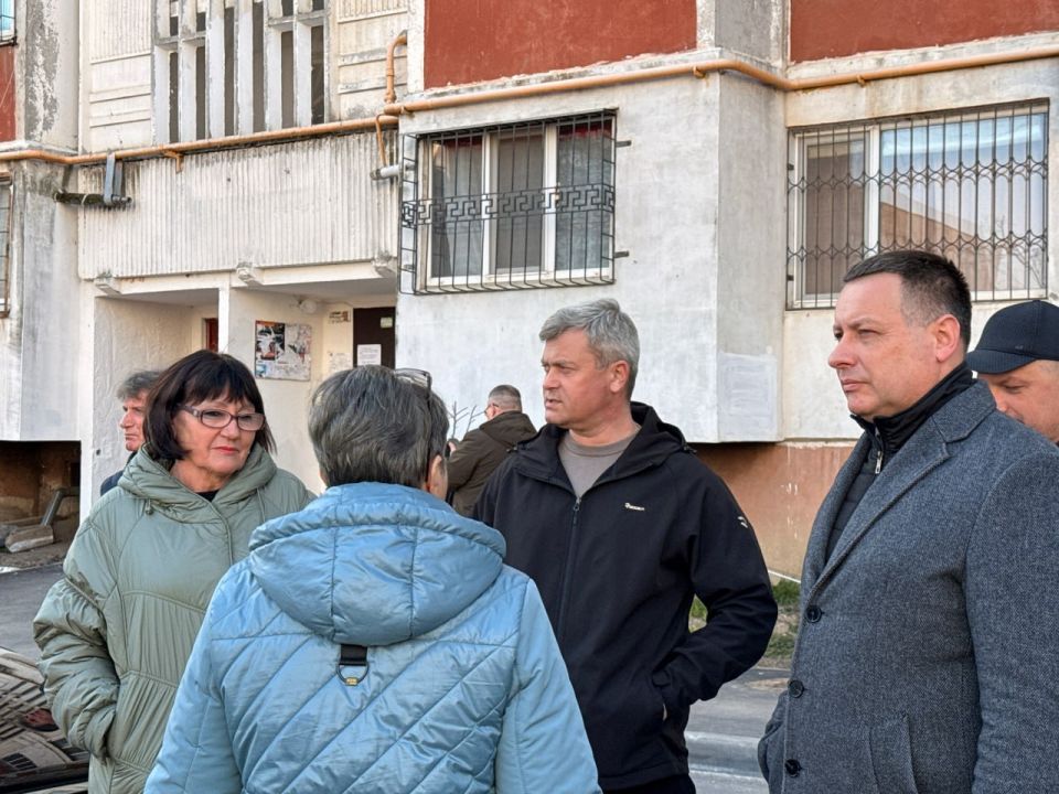 В Керчи продолжаются регулярные выездные встречи с жителями многоквартирных домов В Керчи продолжаются регулярные выездные встречи с жителями многоквартирных домов