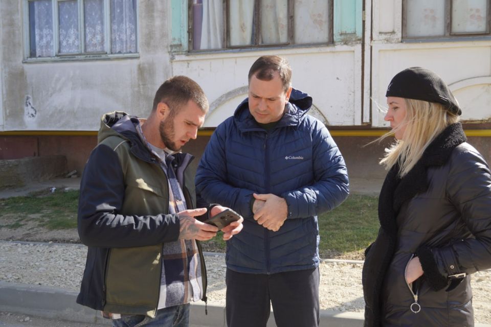 По обращению керчанки, проживающей в доме № 58/1 по шоссе Героев Сталинграда, глава администрации Олег Каторгин выехал на Верхний Солнечный, где на данный момент завершается благоустройство придомовых территорий По обращению керчанки, проживающей в доме № 58/1 по шоссе Героев Сталинграда, глава администрации Олег Каторгин выехал на Верхний Солнечный, где на данный момент завершается благоустройство придомовых территорий