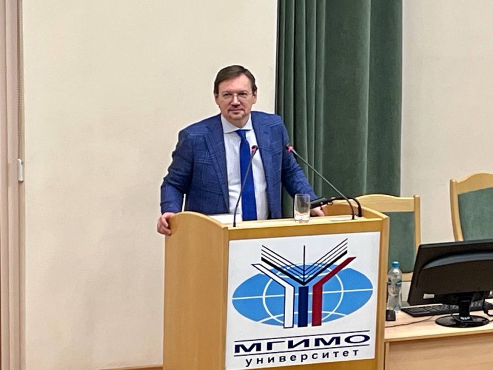 12 марта в МГИМО состоялась презентация футурологического романа «Альтернатива», автор — российский историк, религиовед, кандидат богословия и исторических наук Александр Владимирович Журавский 12 марта в МГИМО состоялась презентация футурологического романа «Альтернатива», автор — российский историк, религиовед, кандидат богословия и исторических наук Александр Владимирович Журавский