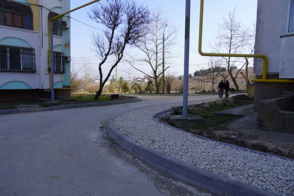 По обращению керчанки, проживающей в доме № 58/1 по шоссе Героев Сталинграда, глава администрации Олег Каторгин выехал на Верхний Солнечный, где на данный момент завершается благоустройство придомовых территорий По обращению керчанки, проживающей в доме № 58/1 по шоссе Героев Сталинграда, глава администрации Олег Каторгин выехал на Верхний Солнечный, где на данный момент завершается благоустройство придомовых территорий