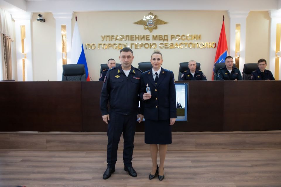 Начальник УМВД России по г.Севастополю генерал-майор полиции Сергей Сигунов вручил новые погоны сотрудникам ОВД, получившим очередные специальные звания Начальник УМВД России по г.Севастополю генерал-майор полиции Сергей Сигунов вручил новые погоны сотрудникам ОВД, получившим очередные специальные звания