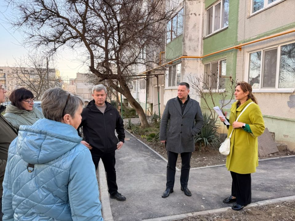 В Керчи продолжаются регулярные выездные встречи с жителями многоквартирных домов В Керчи продолжаются регулярные выездные встречи с жителями многоквартирных домов