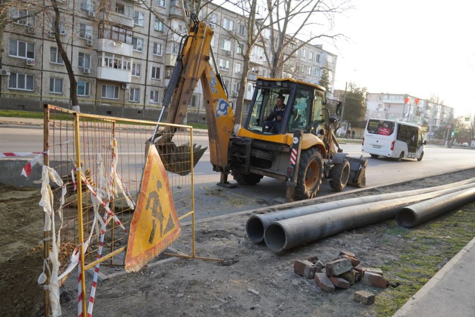 Глава администрации Керчи Олег Каторгин провел выездное совещание с руководителем Керченского филиала ГУП РК «Вода Крыма» по вопросу ремонта канализационного коллектора на ул. Горького. Осмотрели место работ, обсудили детали Глава администрации Керчи Олег Каторгин провел выездное совещание с руководителем Керченского филиала ГУП РК «Вода Крыма» по вопросу ремонта канализационного коллектора на ул. Горького. Осмотрели место работ, обсудили детали