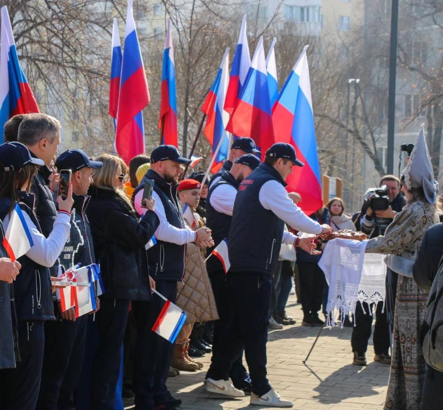 Юрий Нимченко: Самара. Крымская площадь. В рамках автопробега «Крым — Россия! Навсегда!», посвящённого 12-й годовщине воссоединения Крыма с Россией, мы посетили Самару Юрий Нимченко: Самара. Крымская площадь. В рамках автопробега «Крым — Россия! Навсегда!», посвящённого 12-й годовщине воссоединения Крыма с Россией, мы посетили Самару