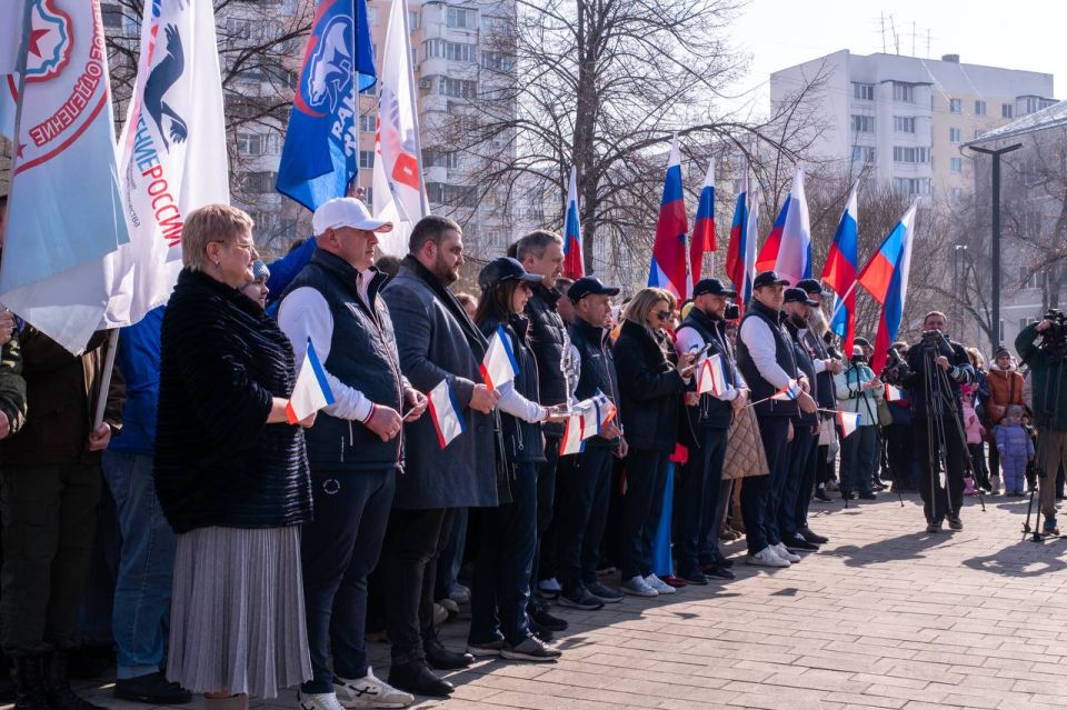 Юрий Нимченко: Самара. Крымская площадь. В рамках автопробега «Крым — Россия! Навсегда!», посвящённого 12-й годовщине воссоединения Крыма с Россией, мы посетили Самару Юрий Нимченко: Самара. Крымская площадь. В рамках автопробега «Крым — Россия! Навсегда!», посвящённого 12-й годовщине воссоединения Крыма с Россией, мы посетили Самару