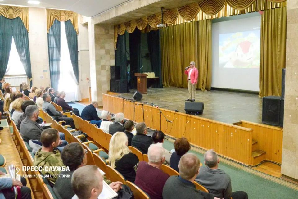 В Евпатории чествовали работников жилищно-коммунального хозяйства В Евпатории чествовали работников жилищно-коммунального хозяйства