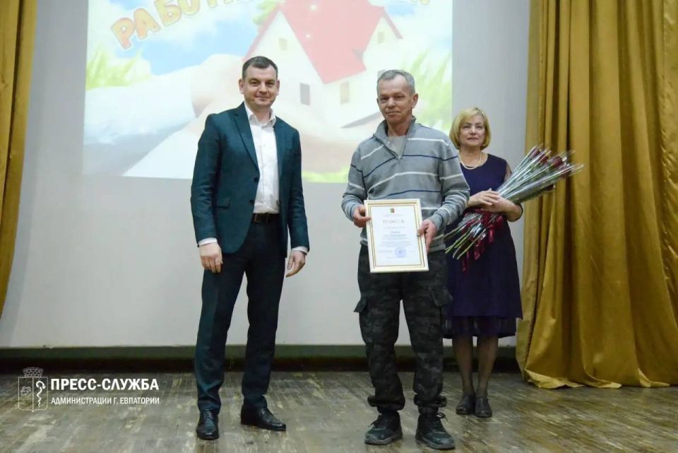 В Евпатории чествовали работников жилищно-коммунального хозяйства В Евпатории чествовали работников жилищно-коммунального хозяйства