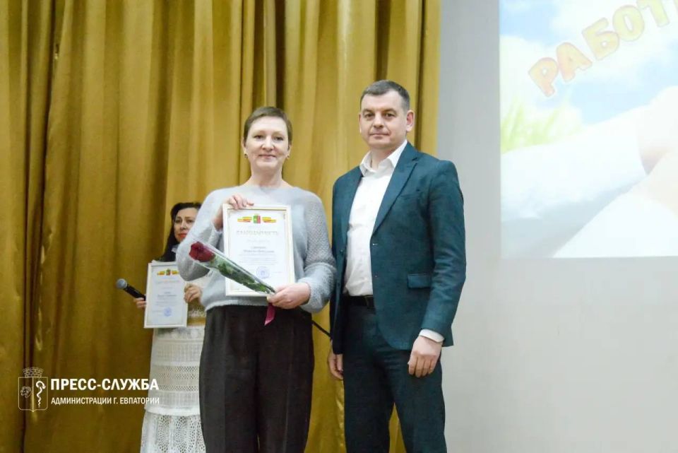 В Евпатории чествовали работников жилищно-коммунального хозяйства В Евпатории чествовали работников жилищно-коммунального хозяйства