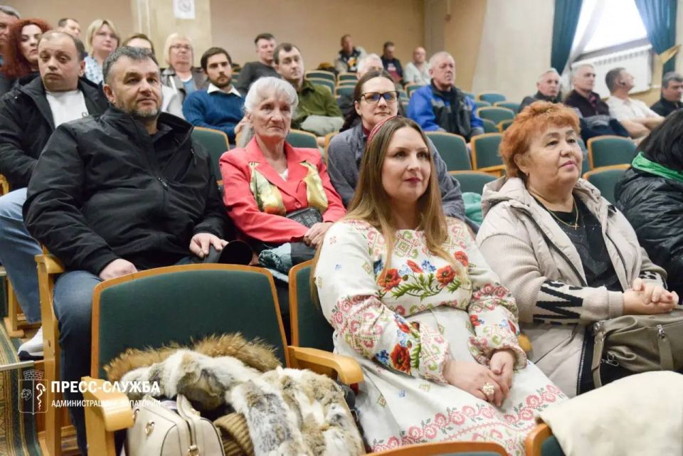 В Евпатории чествовали работников жилищно-коммунального хозяйства В Евпатории чествовали работников жилищно-коммунального хозяйства
