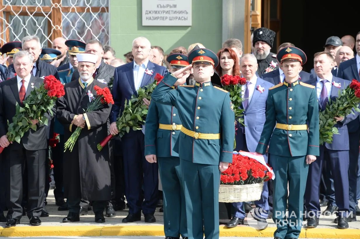 В Симферополе возложили цветы к памятнику "Народному ополчению всех времен" В Симферополе возложили цветы к памятнику "Народному ополчению всех времен"