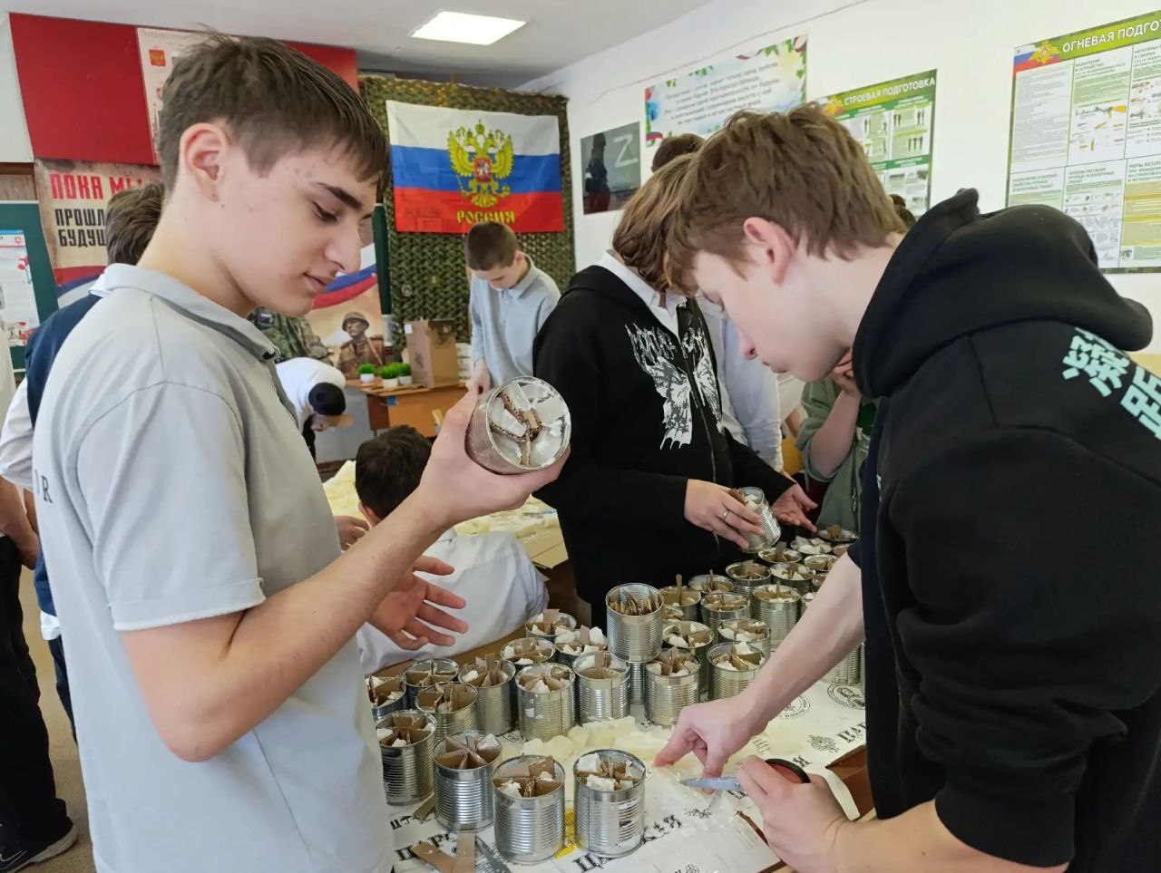 «По ZOVу сердца»: школьники Симферополя изготовили окопные свечи «По ZOVу сердца»: школьники Симферополя изготовили окопные свечи