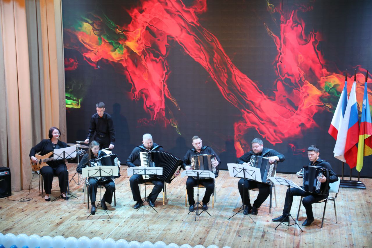 Галина Огнёва: В этот прекрасный солнечный день в Доме творчества «Подмосковье» мы вместе прожили ещё одну страницу нашей общей крымской истории Галина Огнёва: В этот прекрасный солнечный день в Доме творчества «Подмосковье» мы вместе прожили ещё одну страницу нашей общей крымской истории