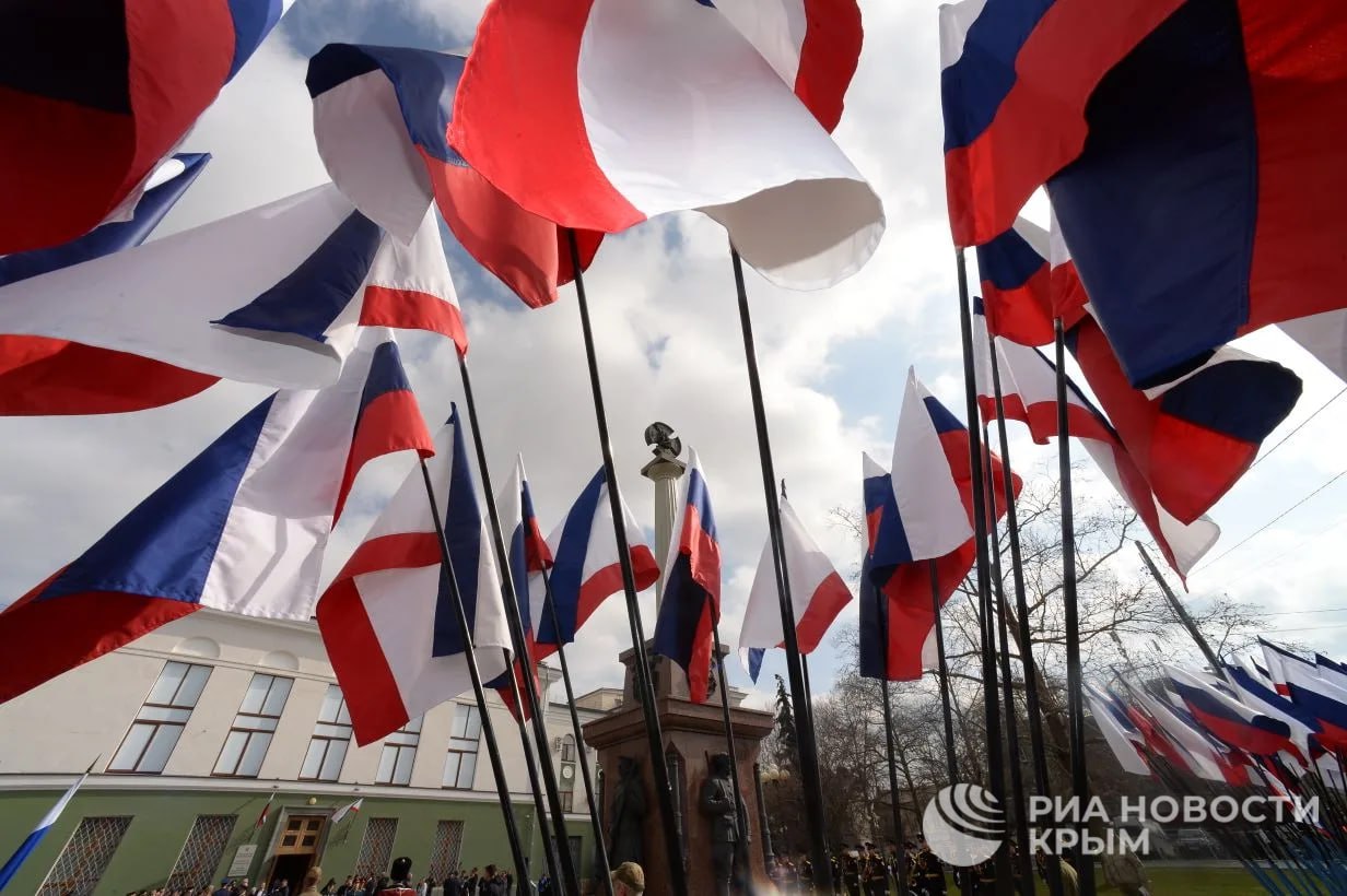 В Симферополе возложили цветы к памятнику "Народному ополчению всех времен" В Симферополе возложили цветы к памятнику "Народному ополчению всех времен"