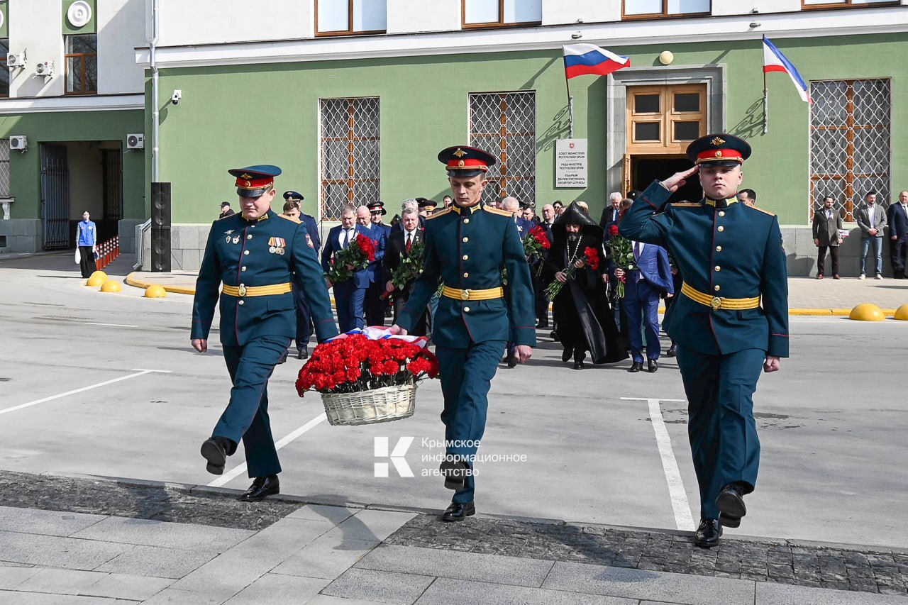 В Симферополе возложили цветы к памятнику «Народному ополчению всех времен» в честь Дня Общекрымского референдума 2014 года и воссоединения Крыма с Россией