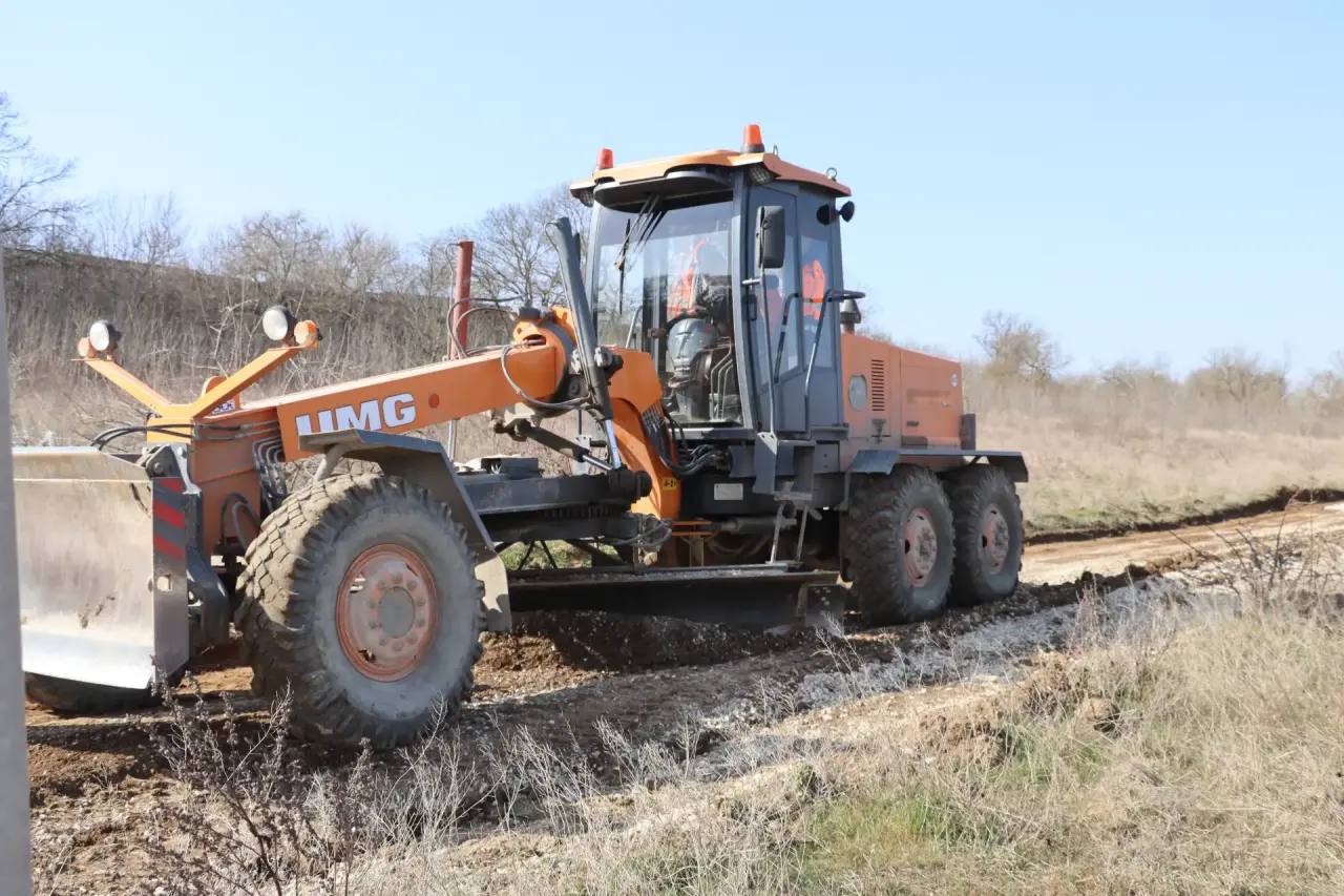 В соответствии с муниципальным контрактом Керченский филиал АО «Крымавтодор» ведет активные работы по профилированию и ремонту дорожного полотна в разных районах города В соответствии с муниципальным контрактом Керченский филиал АО «Крымавтодор» ведет активные работы по профилированию и ремонту дорожного полотна в разных районах города