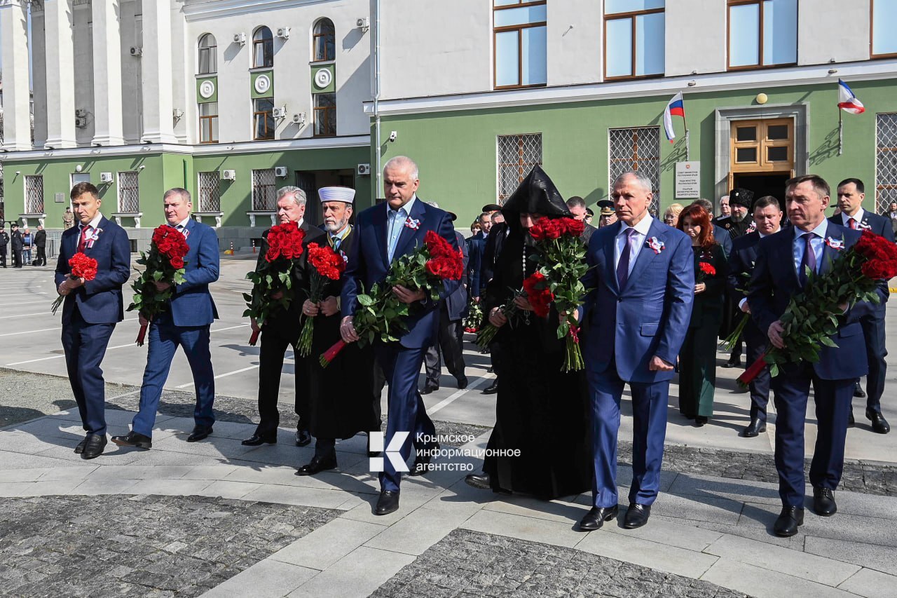 В Симферополе возложили цветы к памятнику «Народному ополчению всех времен» в честь Дня Общекрымского референдума 2014 года и воссоединения Крыма с Россией В Симферополе возложили цветы к памятнику «Народному ополчению всех времен» в честь Дня Общекрымского референдума 2014 года и воссоединения Крыма с Россией