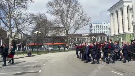 В Симферополе к памятнику «Народному ополчению всех времён» возложили цветы в честь годовщины воссоединения Крыма с Россией