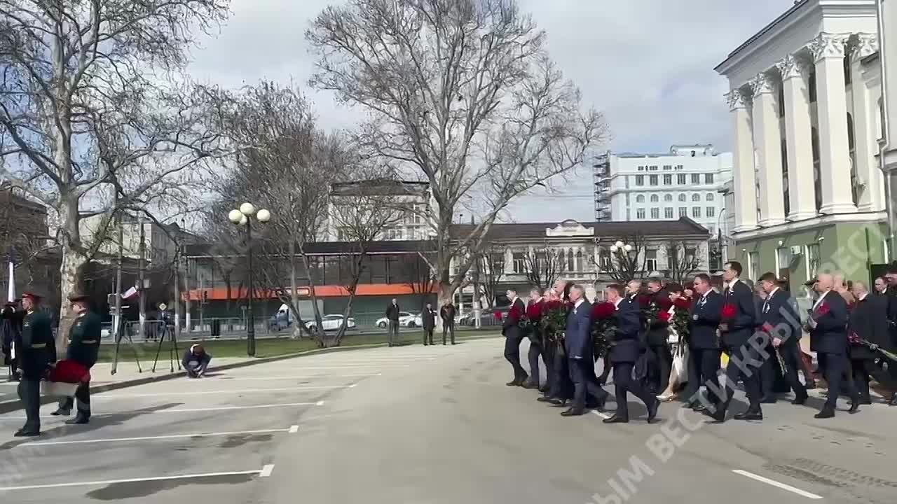 В Симферополе к памятнику «Народному ополчению всех времён» возложили цветы в честь годовщины воссоединения Крыма с Россией