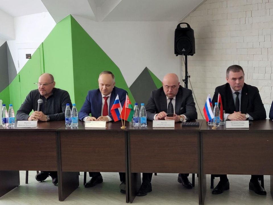 В Общественной палате Крыма прошел видео-мост с Минском, посвященный 12-й годовщине Крымской весны В Общественной палате Крыма прошел видео-мост с Минском, посвященный 12-й годовщине Крымской весны