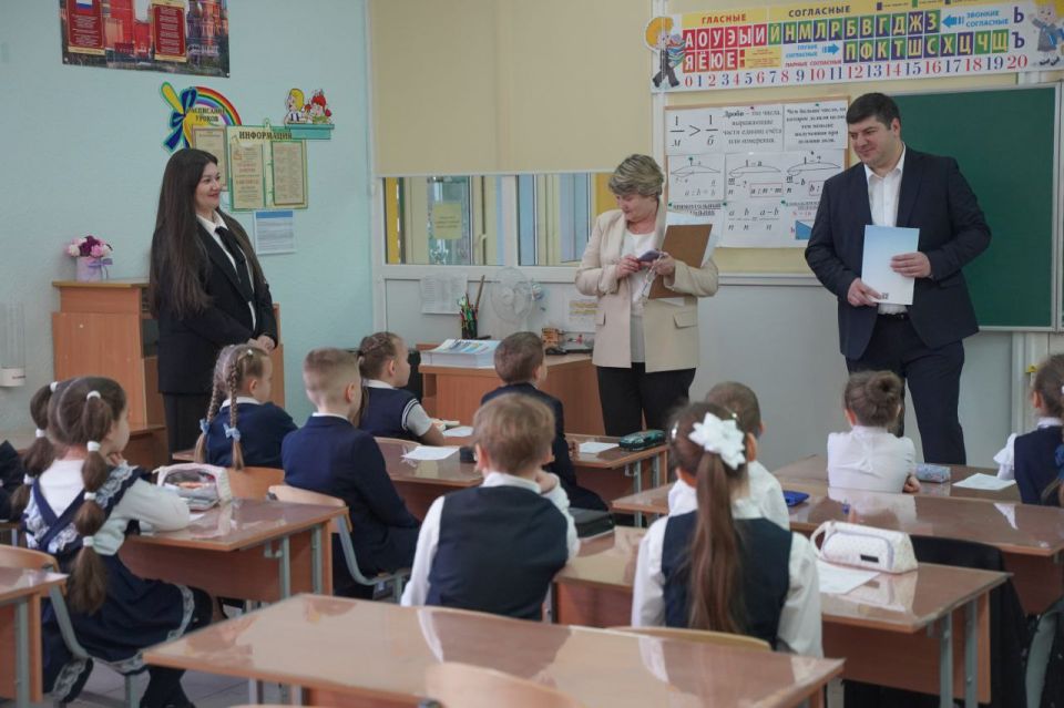 В Симферопольской академической гимназии состоялся открытый урок на тему «Заводы России» в рамках внеурочного занятия «Разговоры о важном» В Симферопольской академической гимназии состоялся открытый урок на тему «Заводы России» в рамках внеурочного занятия «Разговоры о важном»