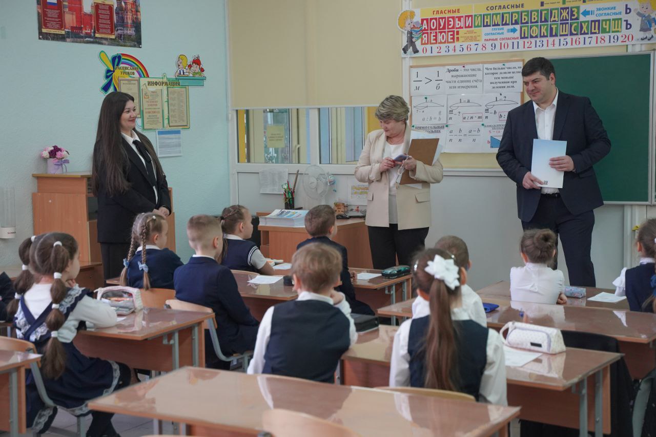 В Симферопольской академической гимназии состоялся открытый урок на тему «Заводы России» в рамках внеурочного занятия «Разговоры о важном» В Симферопольской академической гимназии состоялся открытый урок на тему «Заводы России» в рамках внеурочного занятия «Разговоры о важном»