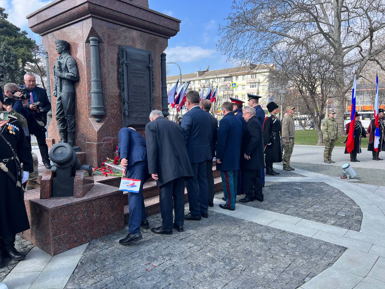 Альберт Куршутов: Принял участие в торжественной церемонии возложения цветов к памятнику «Народному ополчению всех времен» Альберт Куршутов: Принял участие в торжественной церемонии возложения цветов к памятнику «Народному ополчению всех времен»
