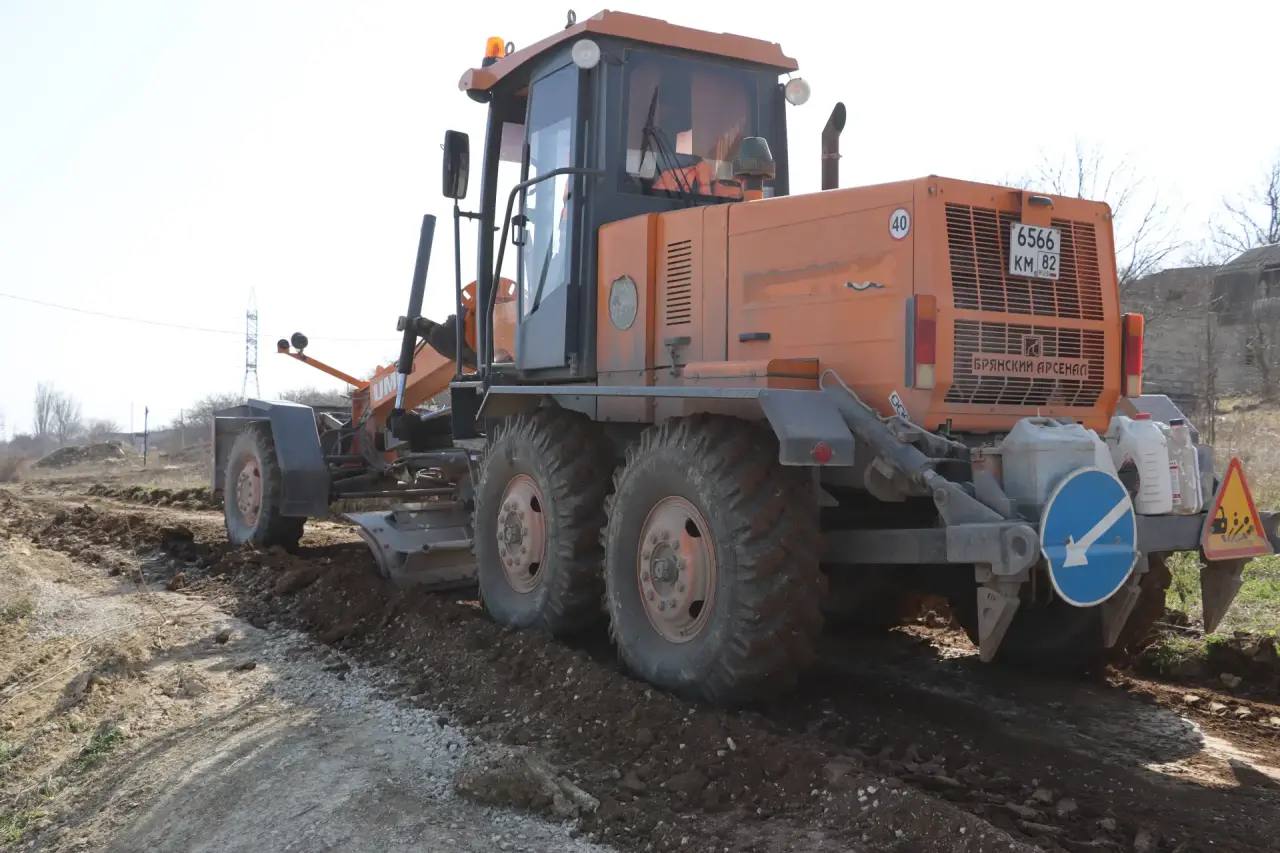 В соответствии с муниципальным контрактом Керченский филиал АО «Крымавтодор» ведет активные работы по профилированию и ремонту дорожного полотна в разных районах города В соответствии с муниципальным контрактом Керченский филиал АО «Крымавтодор» ведет активные работы по профилированию и ремонту дорожного полотна в разных районах города