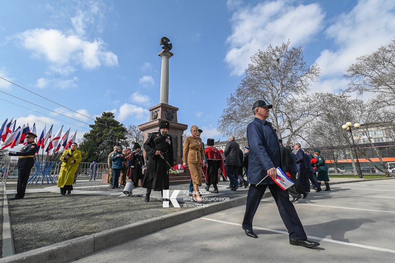 В Симферополе возложили цветы к памятнику «Народному ополчению всех времен» в честь Дня Общекрымского референдума 2014 года и воссоединения Крыма с Россией В Симферополе возложили цветы к памятнику «Народному ополчению всех времен» в честь Дня Общекрымского референдума 2014 года и воссоединения Крыма с Россией