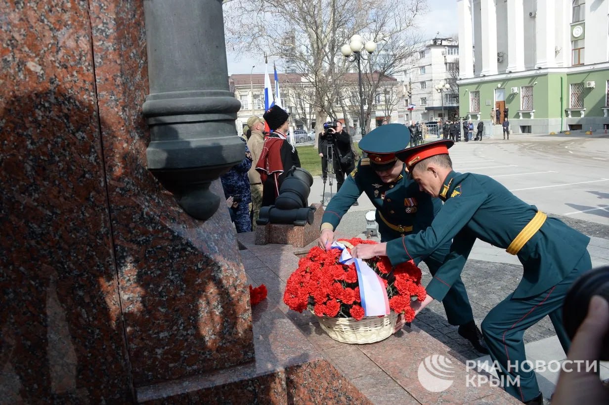 В Симферополе возложили цветы к памятнику "Народному ополчению всех времен" В Симферополе возложили цветы к памятнику "Народному ополчению всех времен"