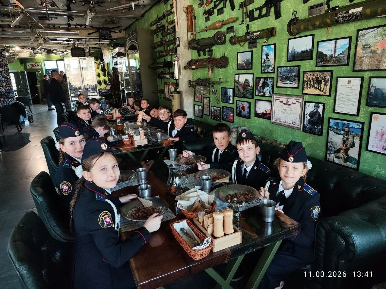 Учащиеся 4-К класса МБОУ «Школа-лицей №3 им. А.С. Макаренко» вместе с классным руководителем Екатериной Юрьевной Грицан посетили уникальный музей, посвящённый событиям Специальной военной операции Учащиеся 4-К класса МБОУ «Школа-лицей №3 им. А.С. Макаренко» вместе с классным руководителем Екатериной Юрьевной Грицан посетили уникальный музей, посвящённый событиям Специальной военной операции