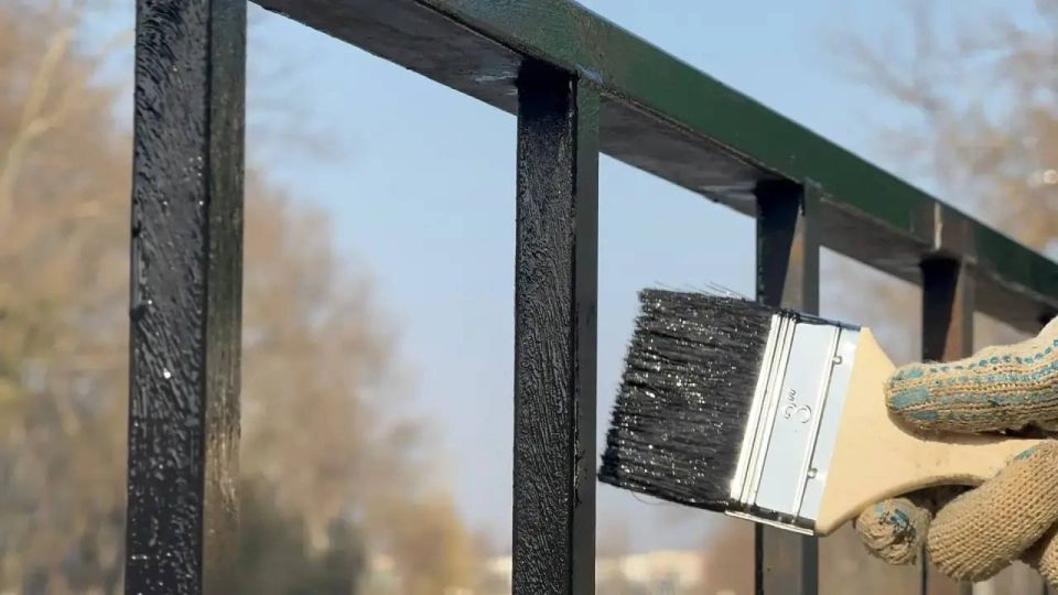 Сотрудники службы городского хозяйства приступили к окрашиванию металлического ограждения вдоль реки Мелек-Чесме Сотрудники службы городского хозяйства приступили к окрашиванию металлического ограждения вдоль реки Мелек-Чесме