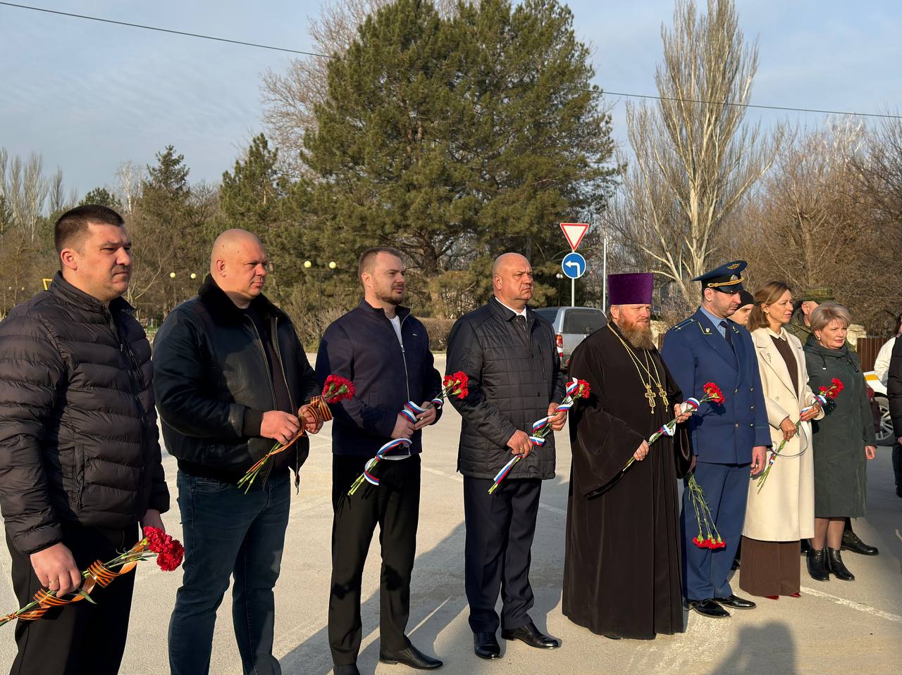 Антон Кравец: Сегодня с самого утра собрались у Памятного знака участникам Крымской весны в поселке, возложили цветы Антон Кравец: Сегодня с самого утра собрались у Памятного знака участникам Крымской весны в поселке, возложили цветы