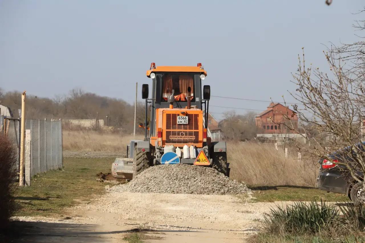 В соответствии с муниципальным контрактом Керченский филиал АО «Крымавтодор» ведет активные работы по профилированию и ремонту дорожного полотна в разных районах города В соответствии с муниципальным контрактом Керченский филиал АО «Крымавтодор» ведет активные работы по профилированию и ремонту дорожного полотна в разных районах города