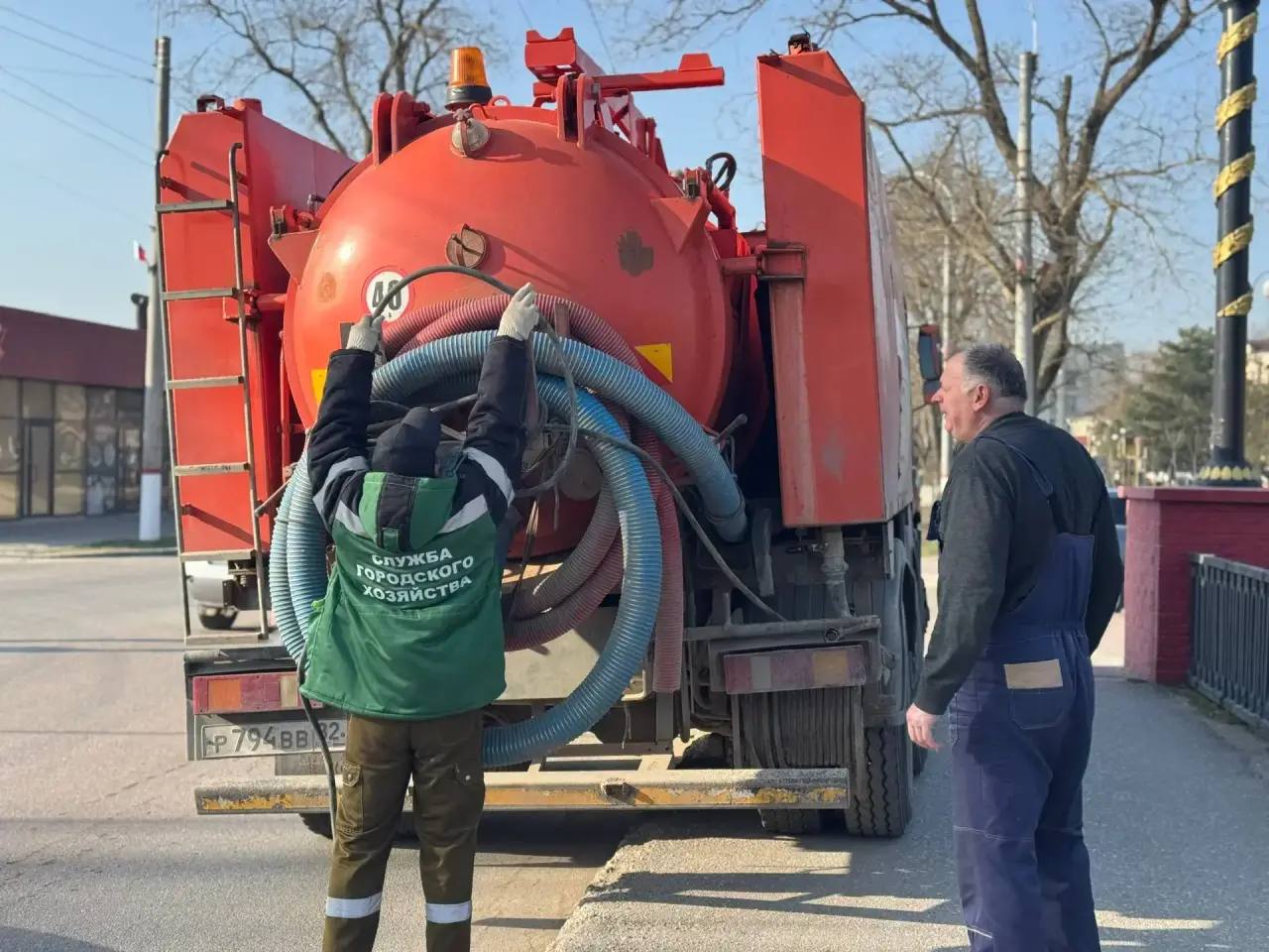 Сотрудники службы городского хозяйства приступили к окрашиванию металлического ограждения вдоль реки Мелек-Чесме Сотрудники службы городского хозяйства приступили к окрашиванию металлического ограждения вдоль реки Мелек-Чесме