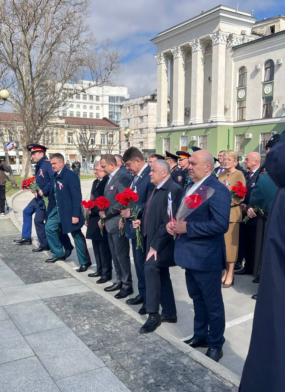 Альберт Куршутов: Принял участие в торжественной церемонии возложения цветов к памятнику «Народному ополчению всех времен» Альберт Куршутов: Принял участие в торжественной церемонии возложения цветов к памятнику «Народному ополчению всех времен»