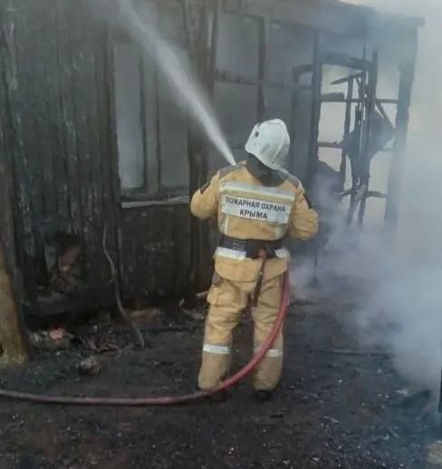 В Черноморском районе ликвидировано возгорание деревянных вагончиков