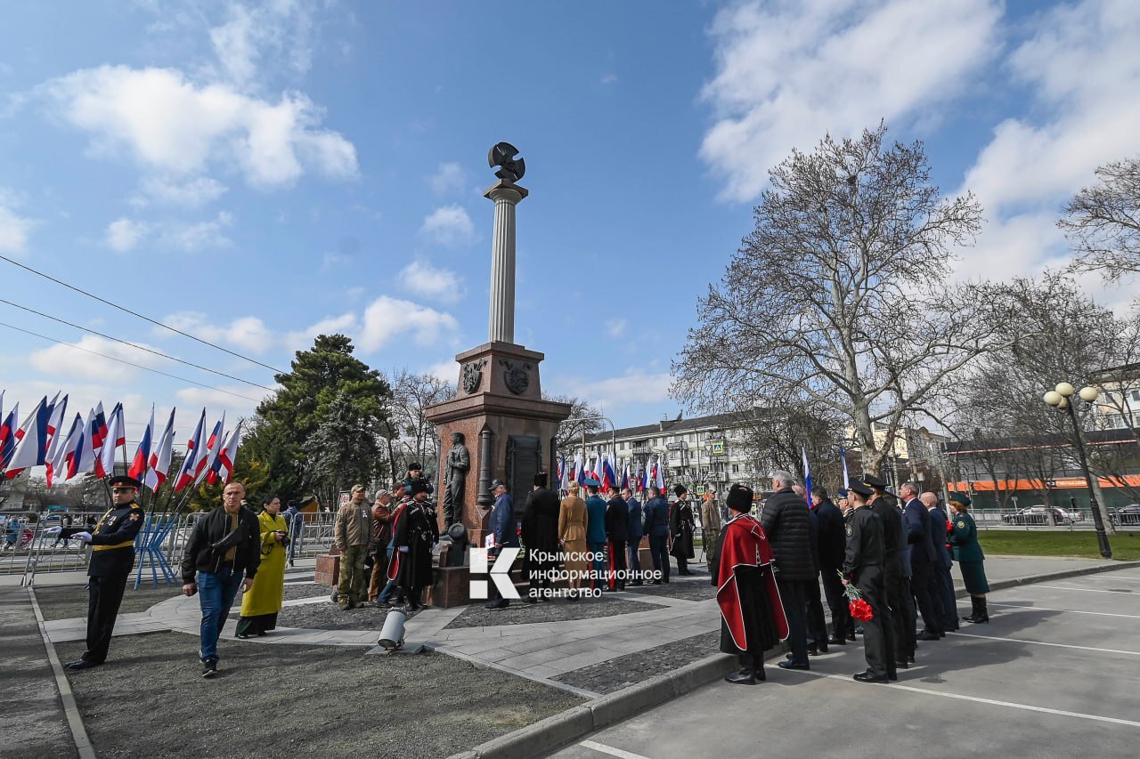 В Симферополе возложили цветы к памятнику «Народному ополчению всех времен» в честь Дня Общекрымского референдума 2014 года и воссоединения Крыма с Россией В Симферополе возложили цветы к памятнику «Народному ополчению всех времен» в честь Дня Общекрымского референдума 2014 года и воссоединения Крыма с Россией